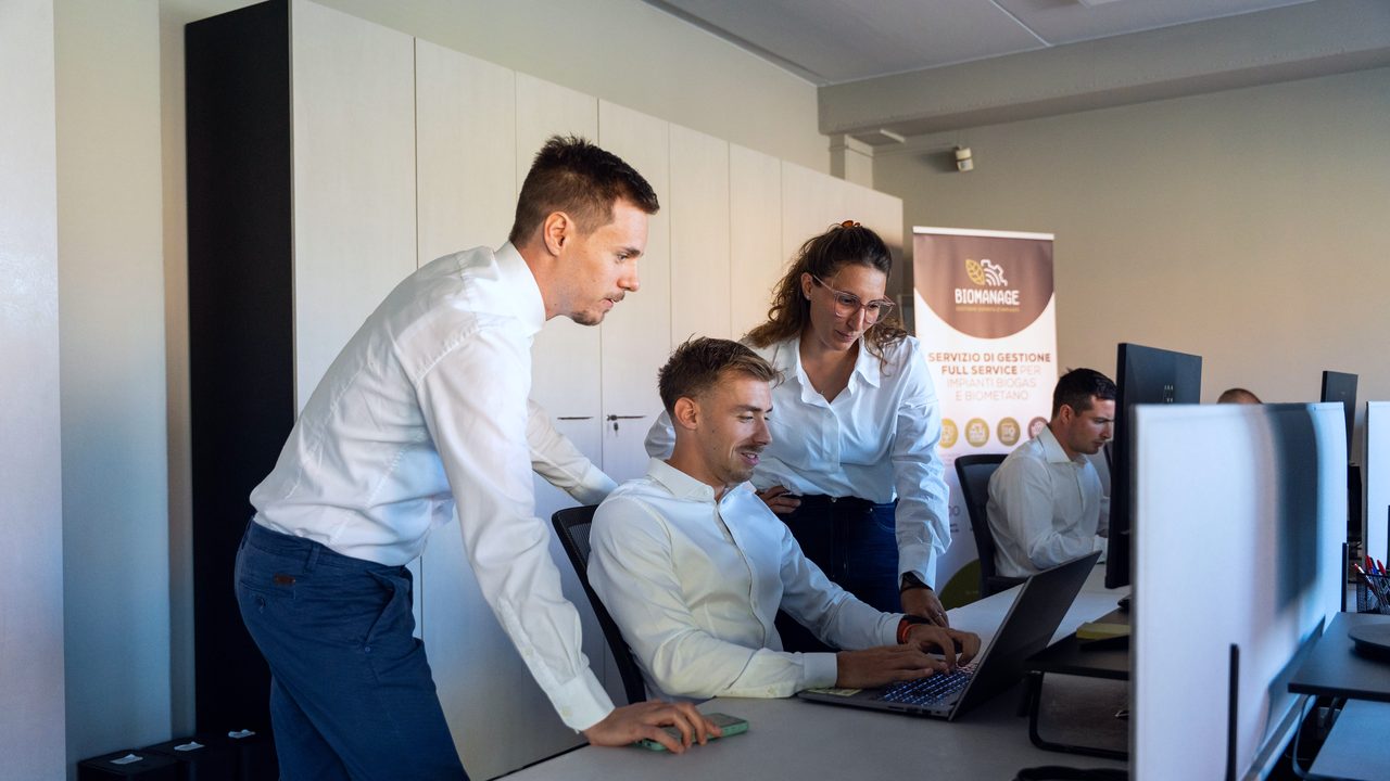 Briefing del team BioManage attorno a una postazione di lavoro