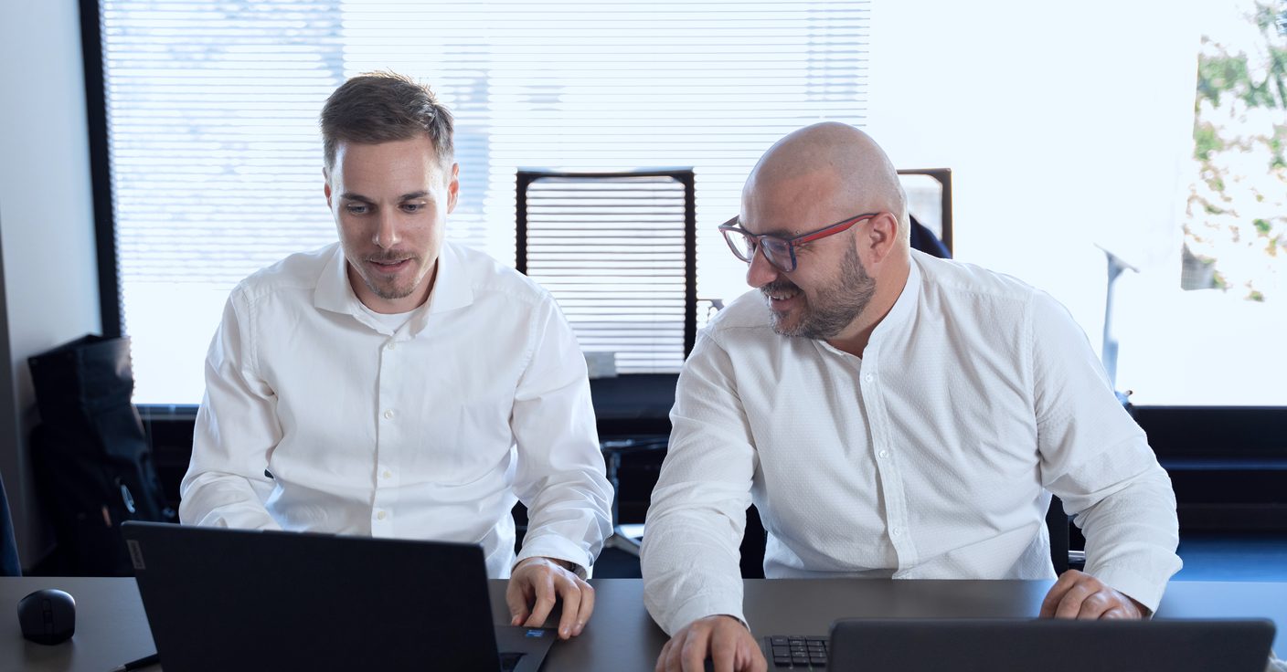 Due referenti BioManage analizzano i dati di un impianto