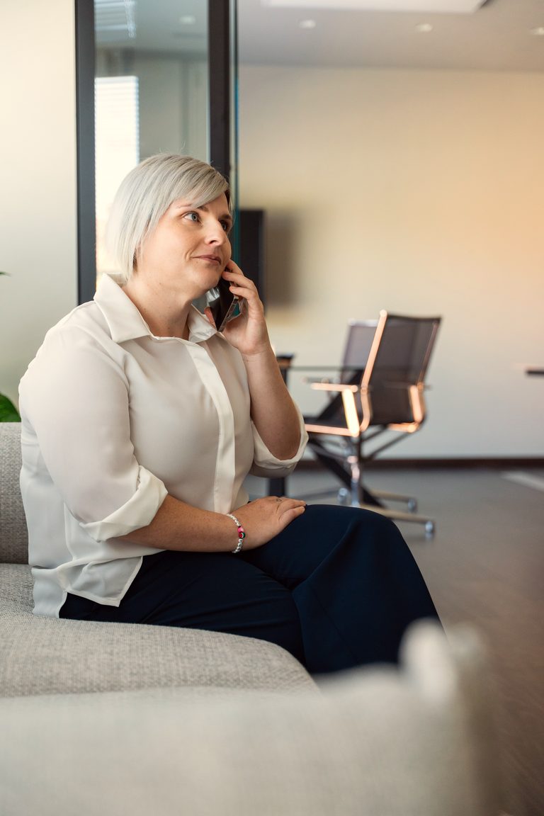 Referente BioManage al telefono con gli enti
