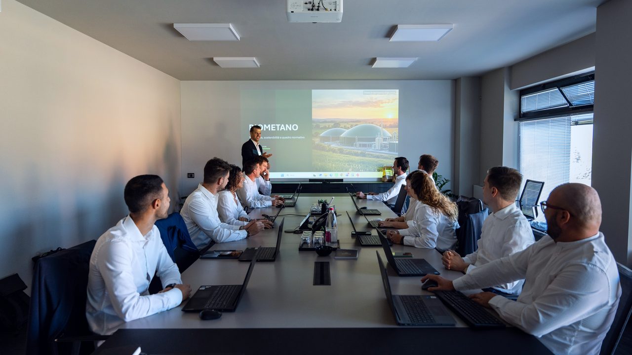 Riunione plenaria del team BioManage in sala meeting